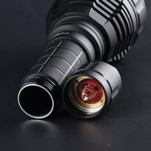 Latarka Convoy L21A z diodą LED F150R, ciepłym światłem, jasnością 5000 lumenów i zasięgiem około 1100 m