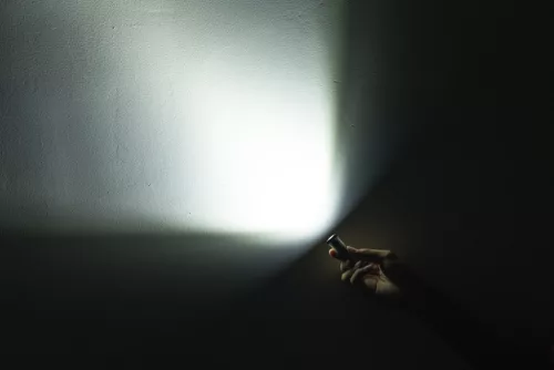 WUBEN E2 Mini latarka EDC na brelok – 150 lumenów, ładowanie USB-C, magnetyczna, czerwono-niebieskie światło sygnalizacyjne - Czerwony